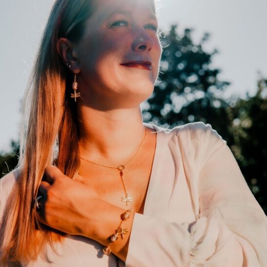 LILYBEL Collier cravate  libellule et pierres naturelles doré