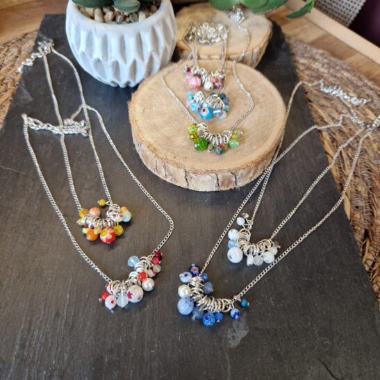 CALISTA collier en acier argenté et perles colorées