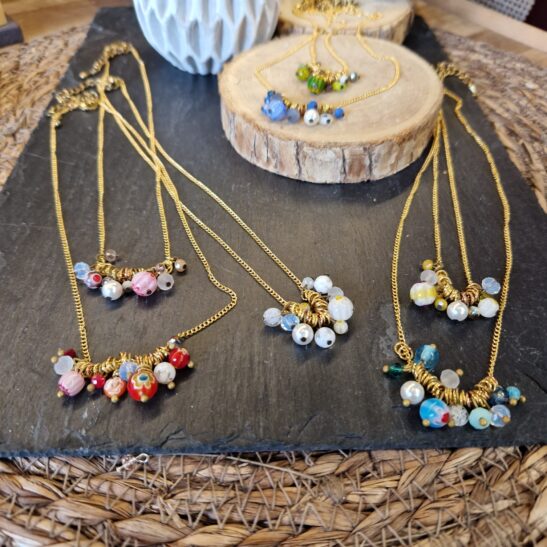 CALISTA collier en acier doré et perles colorées