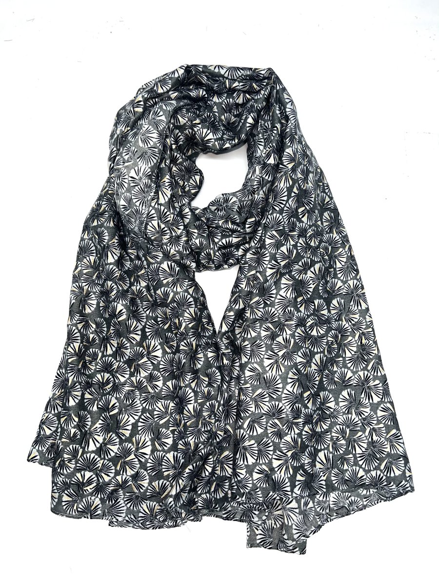 FELICITE-foulard-doux-motifs-de-petites-feuilles-de-ginkgo-biloba-coton-viscose-sans-pompon (3)