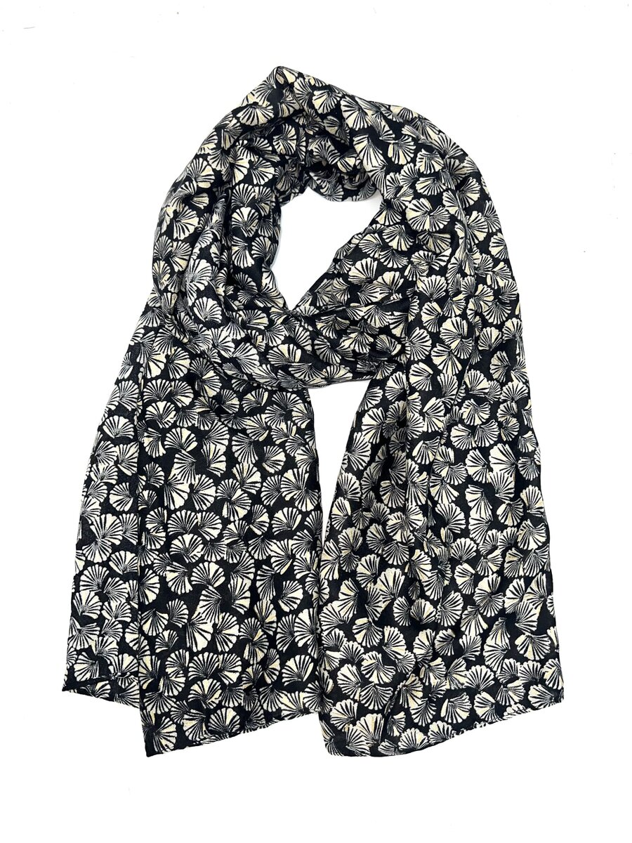 FELICITE-foulard-doux-motifs-de-petites-feuilles-de-ginkgo-biloba-coton-viscose-sans-pompon (4)