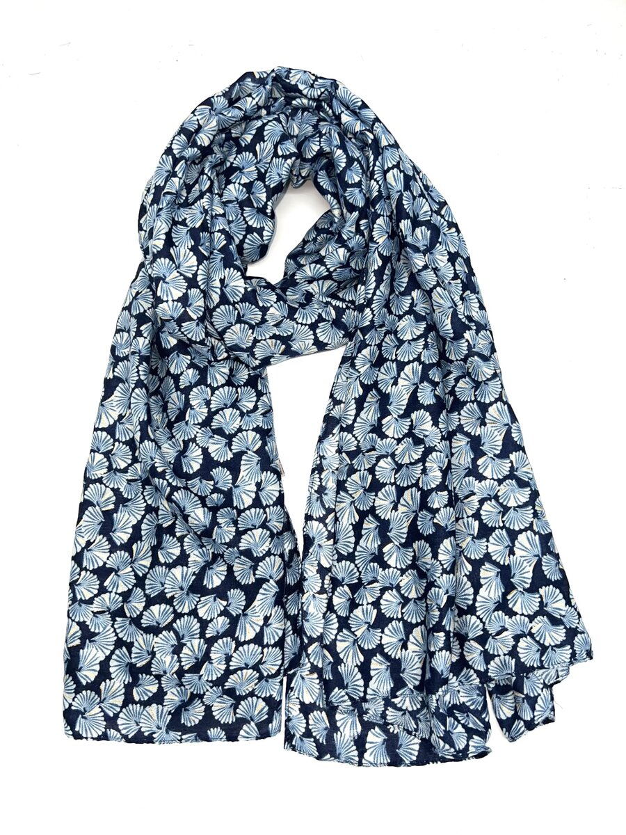 FELICITE-foulard-doux-motifs-de-petites-feuilles-de-ginkgo-biloba-coton-viscose-sans-pompon (5)