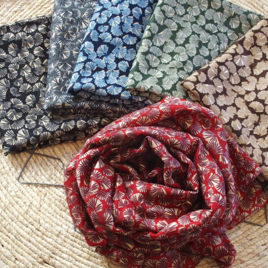 FELICITE foulard motifs petites feuilles de ginkgo biloba