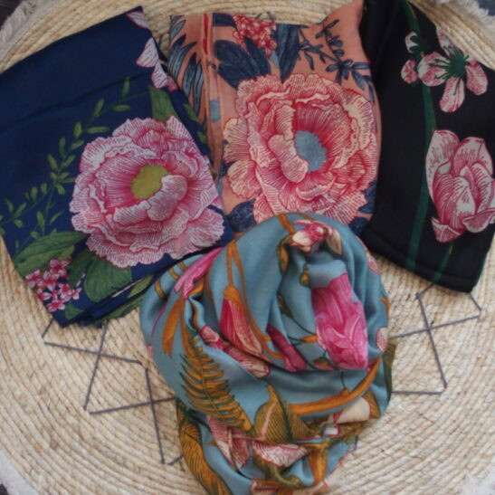 PIVOINE foulard aux motifs de grandes fleurs