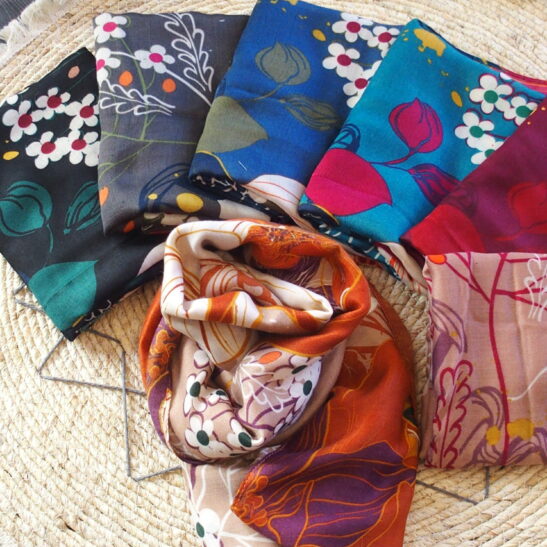 GEORGETTE foulard motifs grandes fleurs colorées